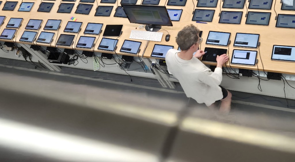 Tablet testing station